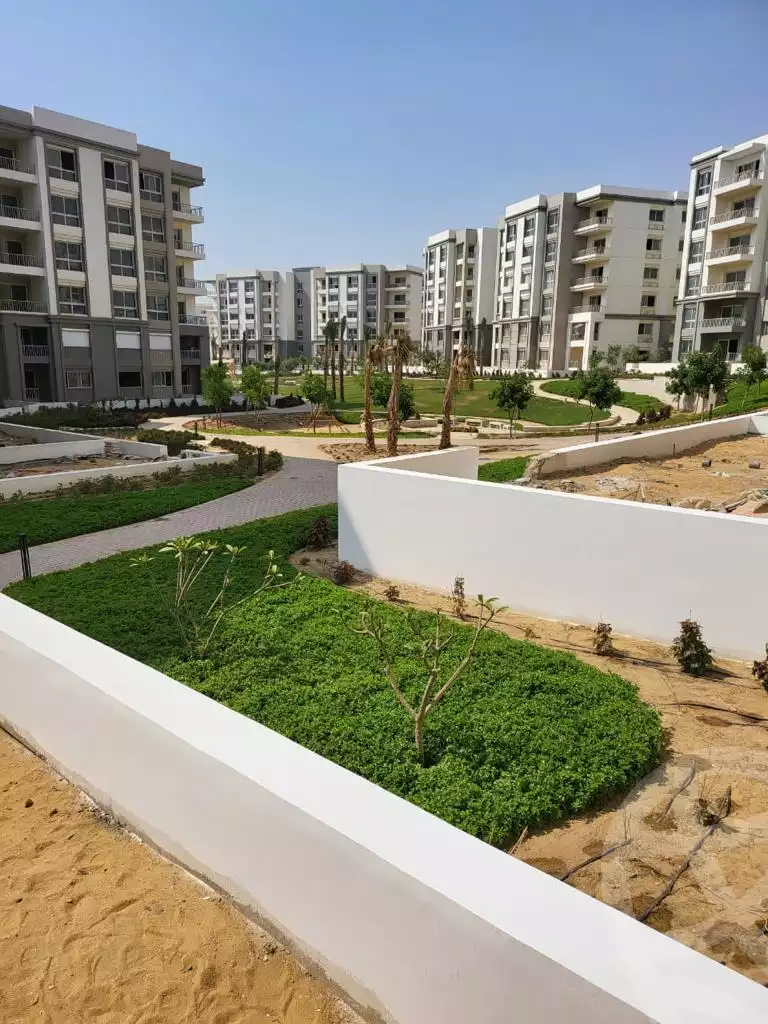 https://aqarmap.com.eg/ar/listing/3618911-for-sale-cairo-new-cairo-compounds-hyde-park