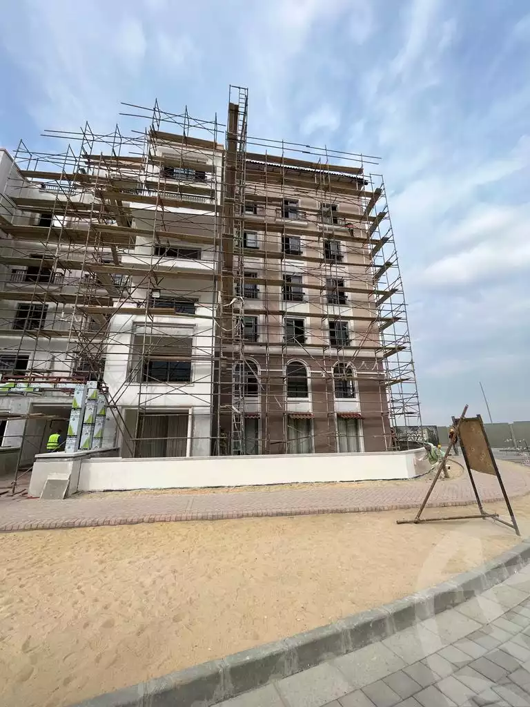 https://aqarmap.com.eg/ar/listing/3873490-for-sale-cairo-el-sheikh-zayed-city-compounds-kmbwnd-fyldj-wyst-dr-llttwyr