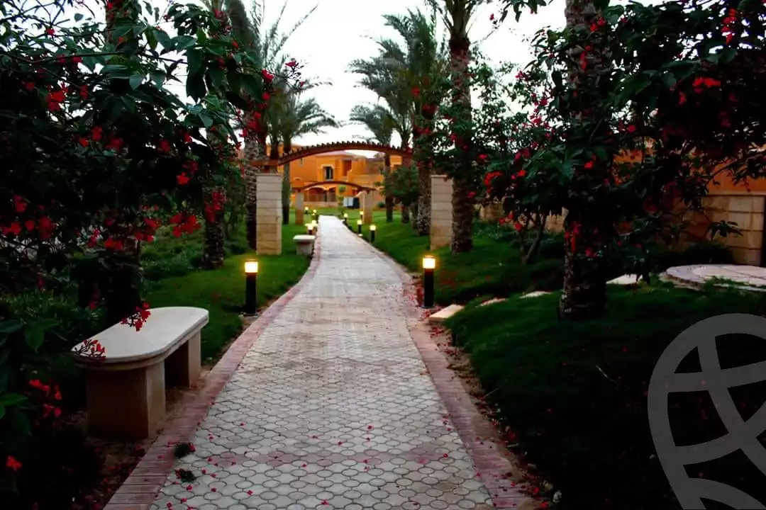 https://aqarmap.com.eg/ar/listing/3906942-for-sale-cairo-el-sheikh-zayed-city-compounds-in-sheikh-zayed-royal-meadows