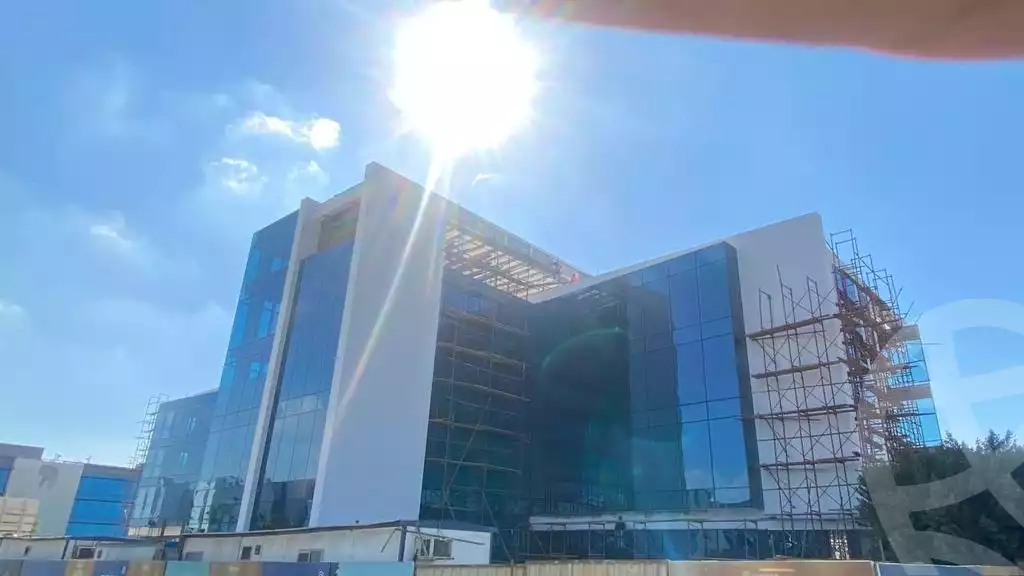 https://aqarmap.com.eg/en/listing/5298669-for-sale-cairo-el-sheikh-zayed-city-alex-cairo-desert-road-smart-village-nwrth-syd-sfrykw-llstthmr-l-qry