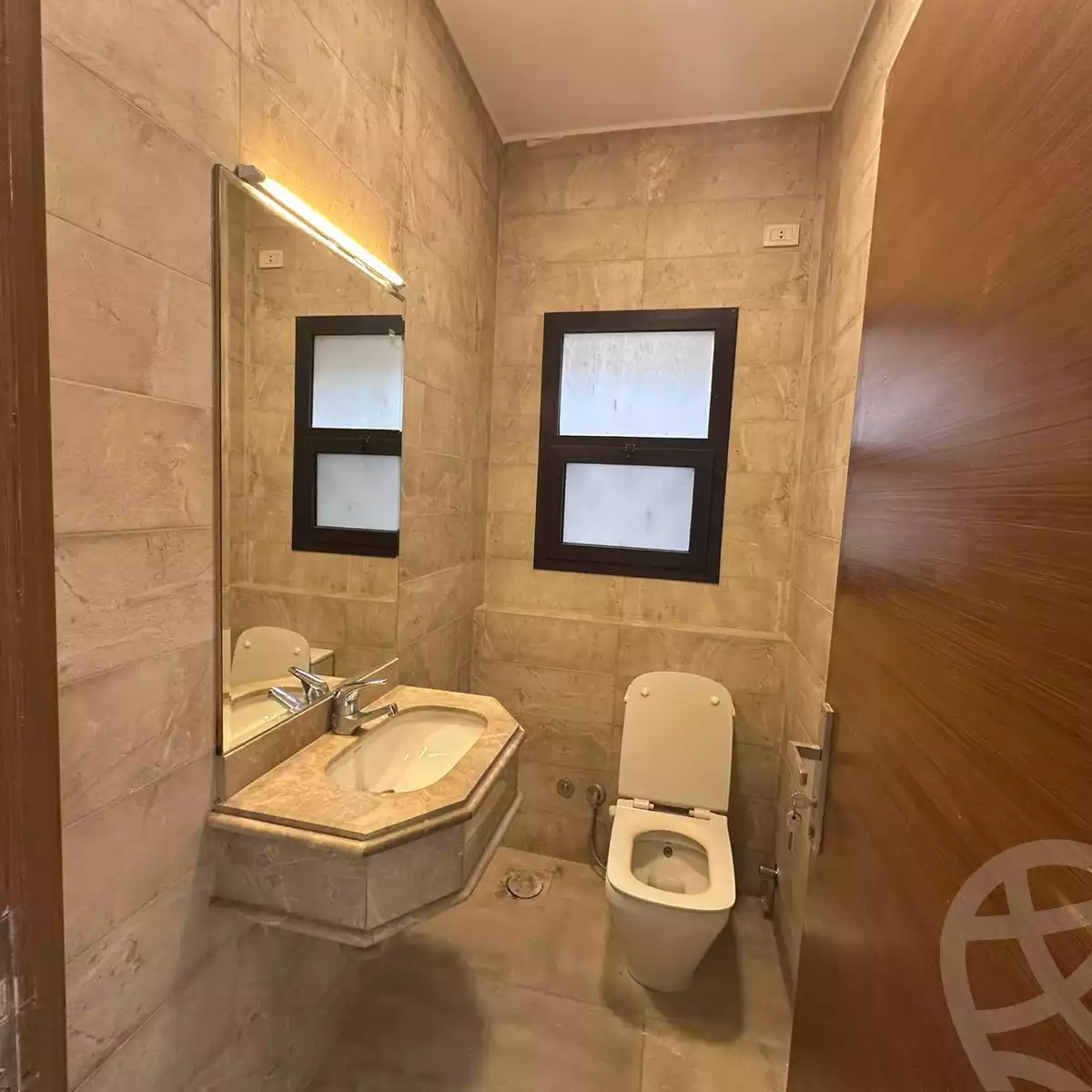 https://aqarmap.com.eg/ar/listing/5394874-for-sale-cairo-el-sheikh-zayed-city-compounds-kmbwnd-wyst-twn-swdyk