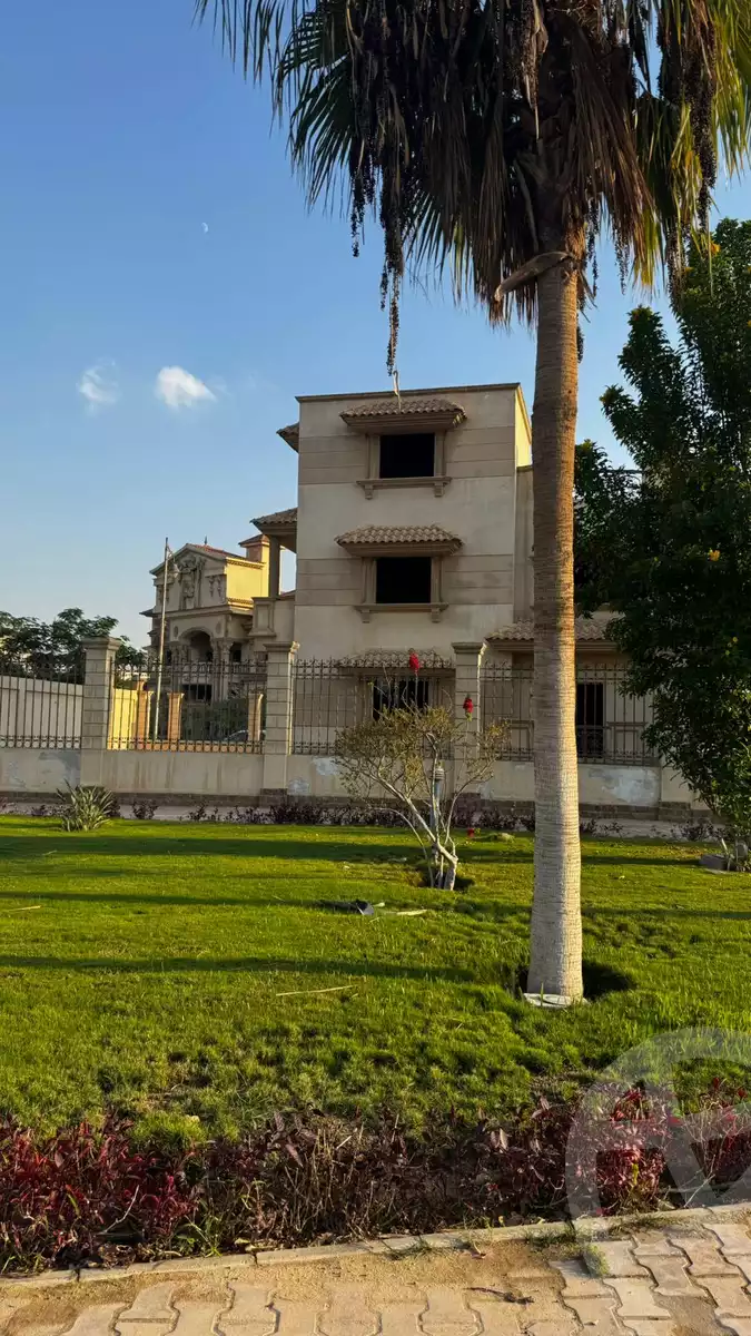 https://aqarmap.com.eg/ar/listing/5705868-for-sale-cairo-el-sheikh-zayed-city-compounds-royal-city