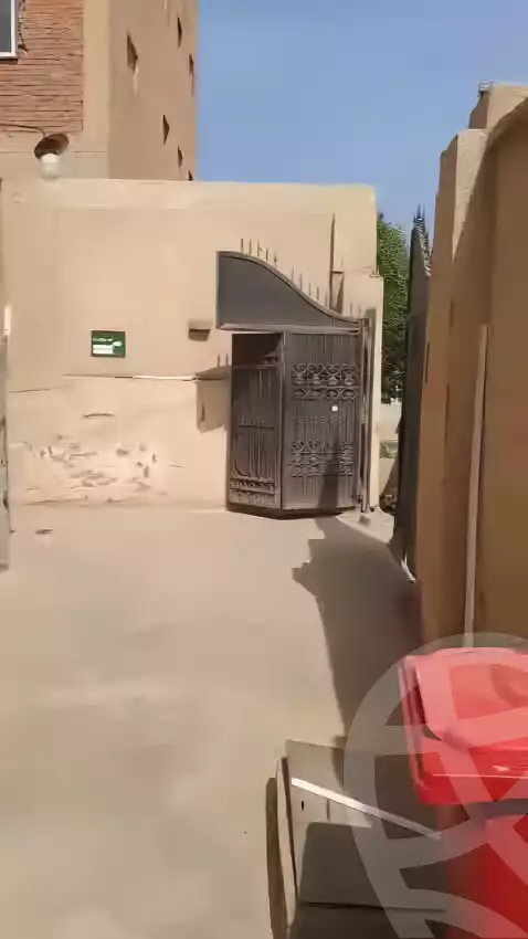 https://aqarmap.com.eg/ar/listing/5961177-for-sale-cairo-el-sheikh-zayed-city-alex-cairo-desert-road-smart-village-y-r-sy-byzns-brk-sfrykw-llstthmr-l-qry