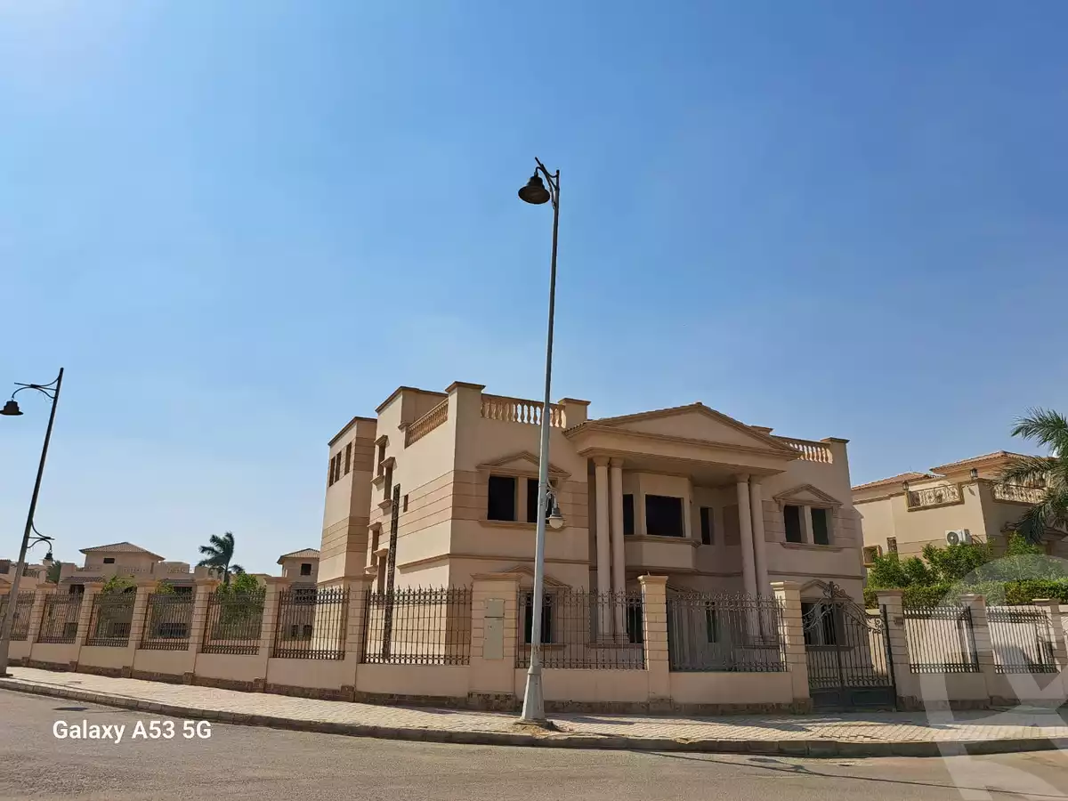 https://aqarmap.com.eg/en/listing/6023493-for-sale-cairo-el-sheikh-zayed-city-compounds-royal-city
