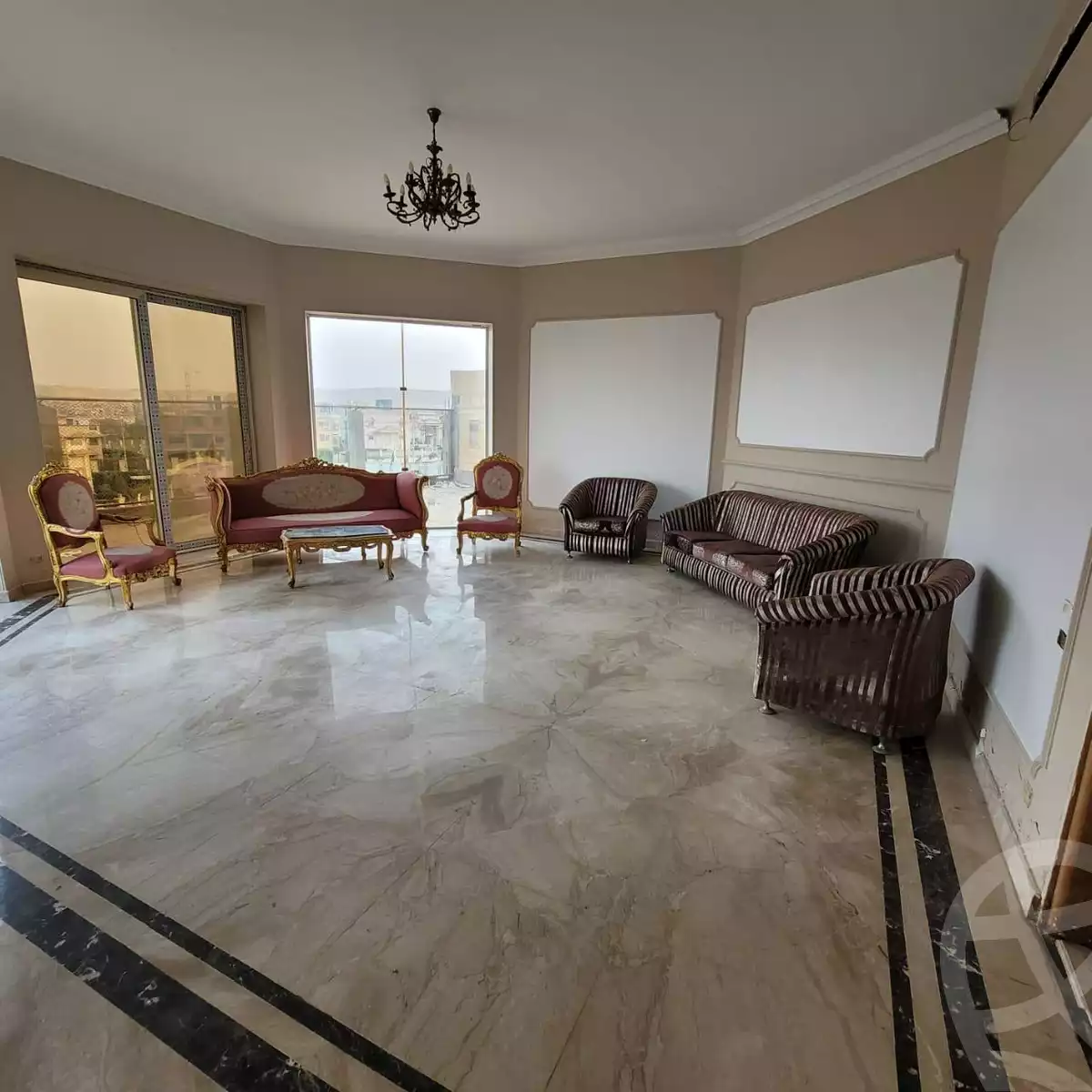 https://aqarmap.com.eg/en/listing/6048929-for-sale-cairo-el-sheikh-zayed-city-compounds-royal-city