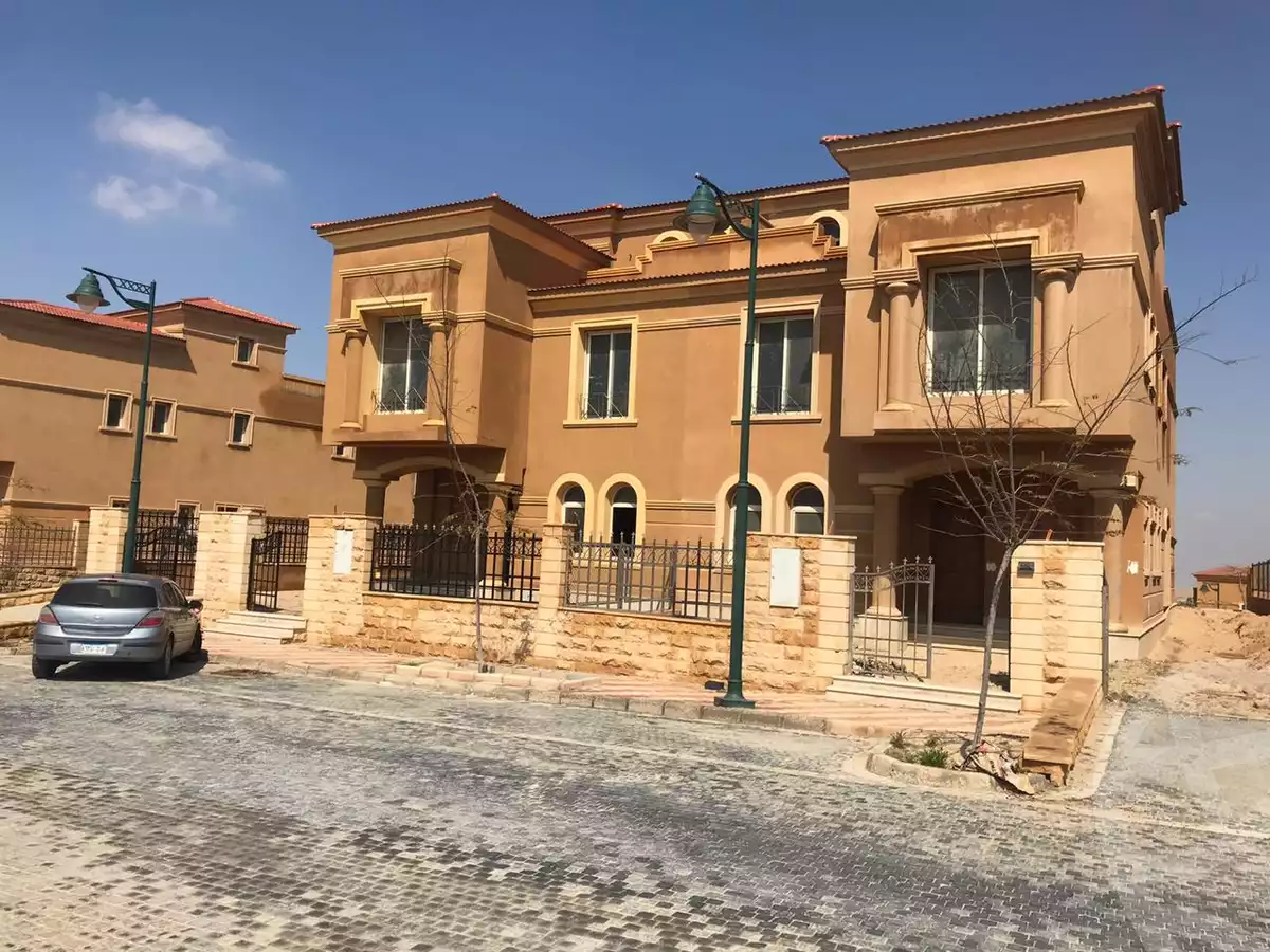 https://aqarmap.com.eg/en/listing/6237676-for-sale-cairo-el-sheikh-zayed-city-compounds-royal-meadows