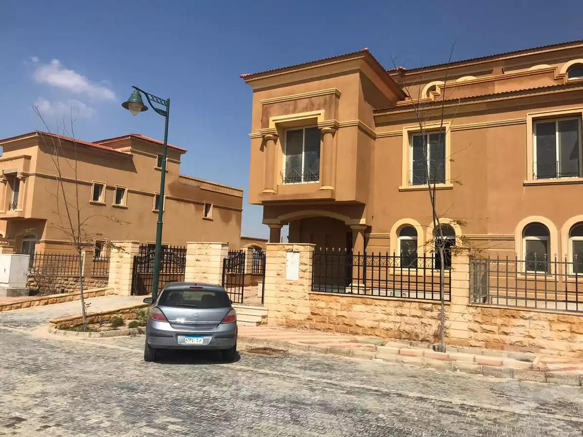 https://aqarmap.com.eg/en/listing/6237676-for-sale-cairo-el-sheikh-zayed-city-compounds-royal-meadows