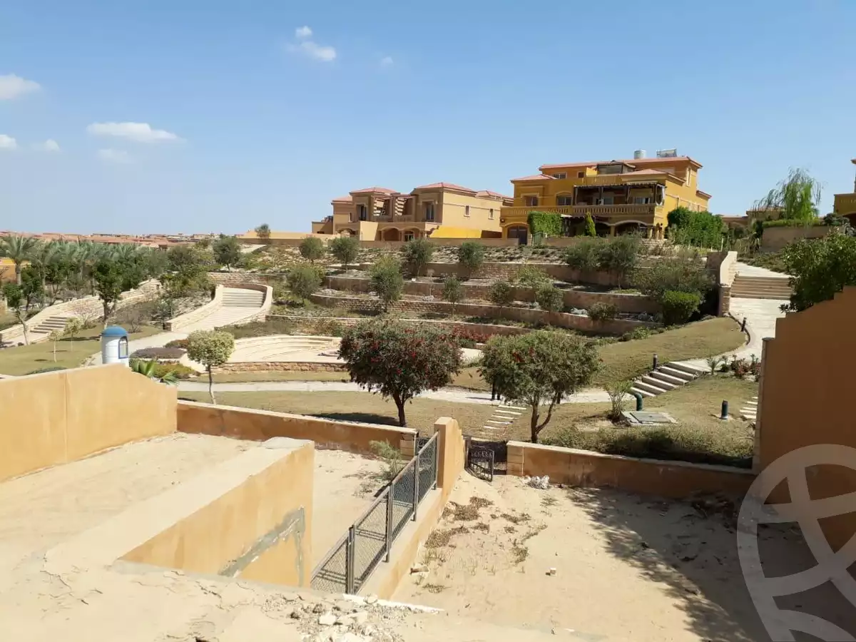 https://aqarmap.com.eg/en/listing/6237712-for-sale-cairo-el-sheikh-zayed-city-compounds-royal-meadows