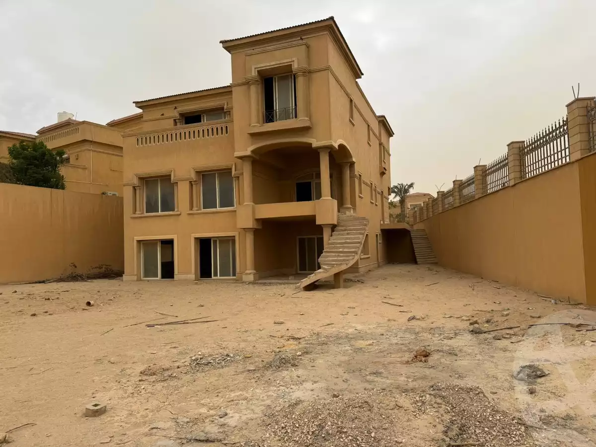 https://aqarmap.com.eg/en/listing/6295222-for-sale-cairo-el-sheikh-zayed-city-compounds-royal-meadows
