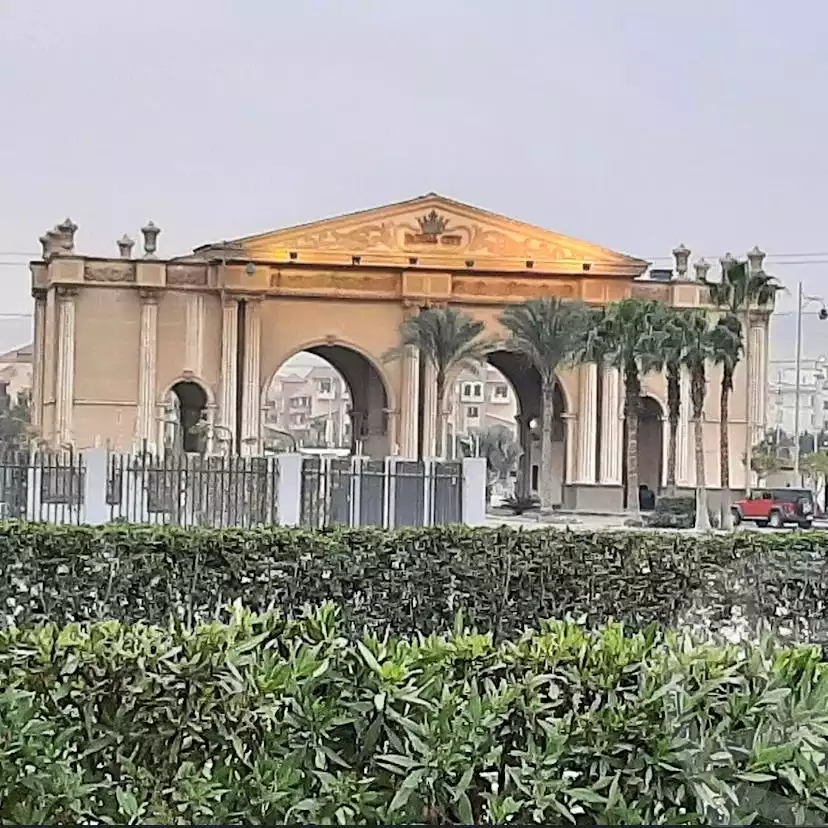 https://aqarmap.com.eg/en/listing/6495918-for-sale-cairo-el-sheikh-zayed-city-compounds-royal-city