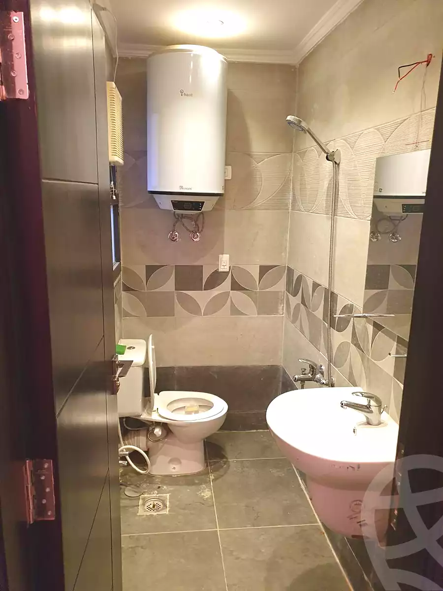 https://aqarmap.com.eg/ar/listing/6710485-for-sale-cairo-el-sheikh-zayed-city-compounds-kmbwnd-wyst-twn-swdyk
