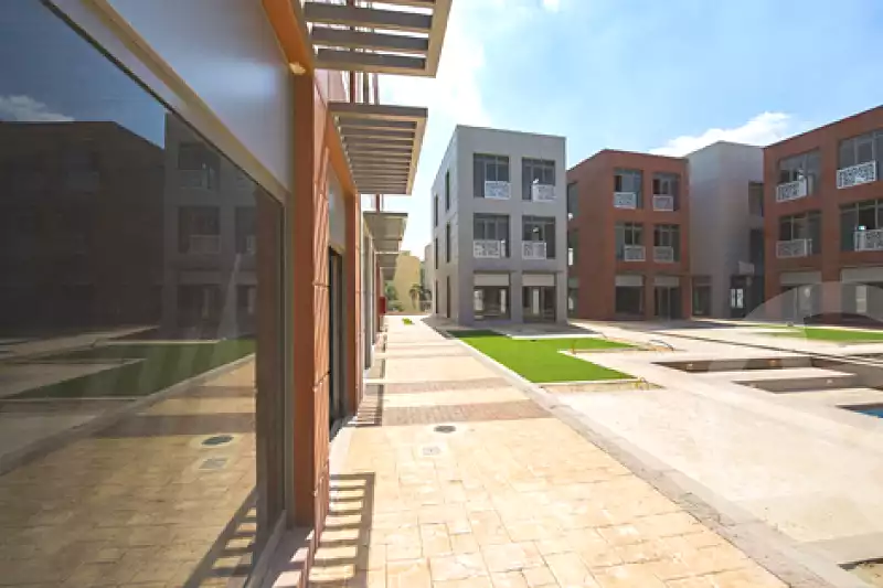 https://aqarmap.com.eg/ar/listing/6739560-for-rent-cairo-el-sheikh-zayed-city-compounds-the-courtyard-mall-dorra