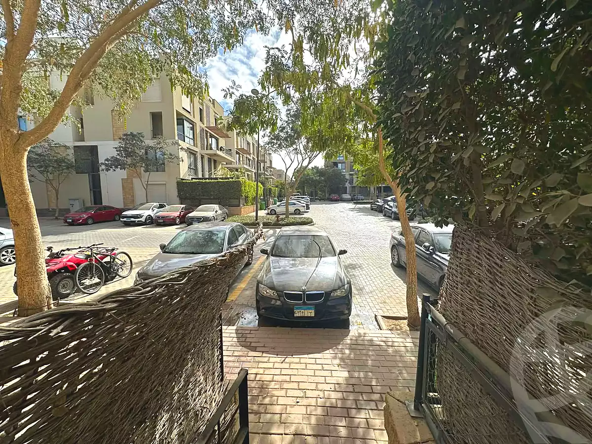 https://aqarmap.com.eg/en/listing/6818600-for-sale-cairo-el-sheikh-zayed-city-compounds-kmbwnd-wyst-twn-swdyk