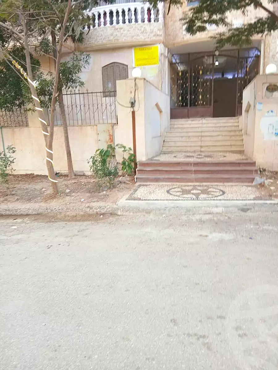 https://aqarmap.com.eg/ar/listing/6877937-for-sale-cairo-el-sheikh-zayed-city-el-hay-el-hady-ashaer-area-1-street-10