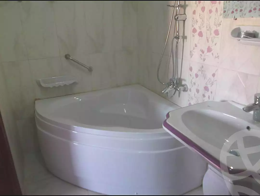https://aqarmap.com.eg/en/listing/6908098-for-sale-cairo-el-sheikh-zayed-city-el-hay-elsabeaa-lbstn