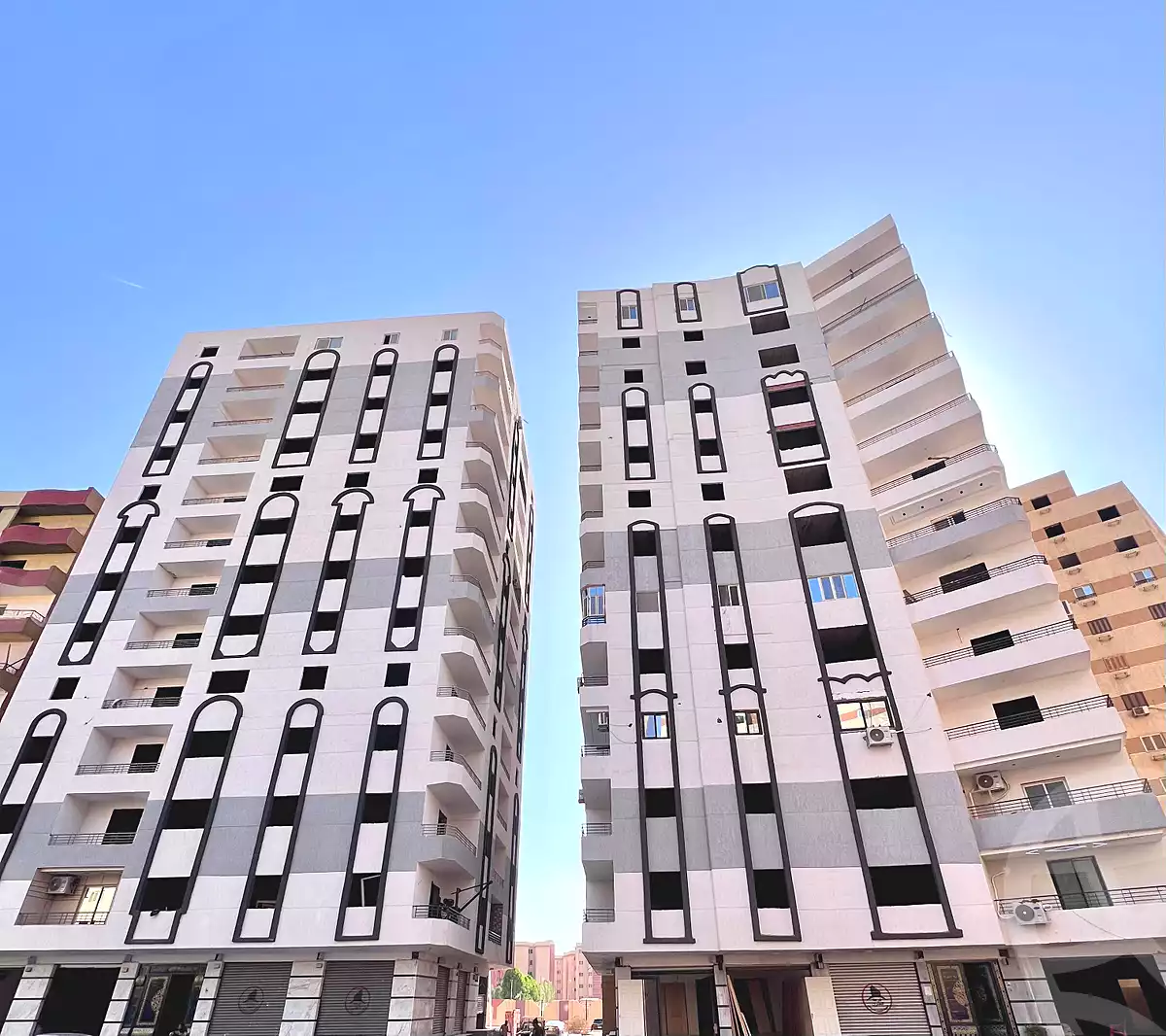 https://aqarmap.com.eg/ar/listing/6991637-for-sale-cairo-al-oubour-tryq-msr-sm-yly-lshrwy-el-nakheel-resort-amenhotep-and-october-co-operative-housing