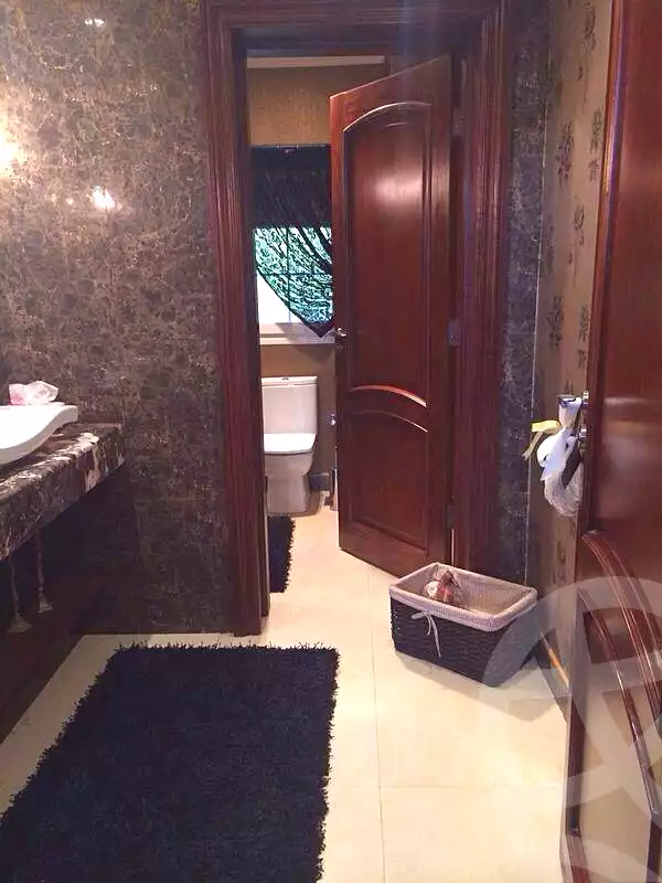 https://aqarmap.com.eg/ar/listing/7097135-for-sale-cairo-6th-of-october-compounds-royal-hills