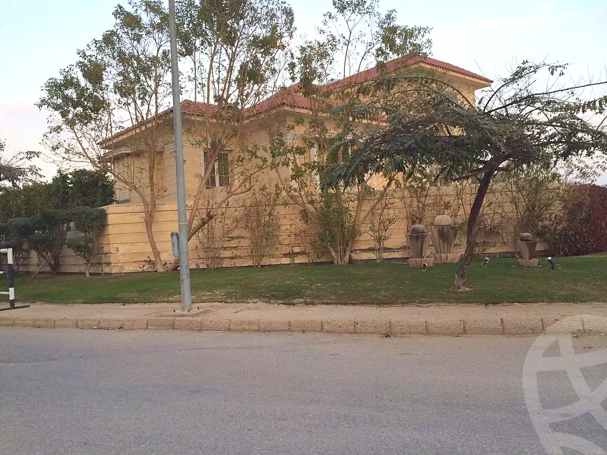 https://aqarmap.com.eg/ar/listing/7097135-for-sale-cairo-6th-of-october-compounds-royal-hills