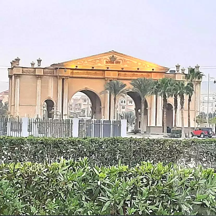 https://aqarmap.com.eg/ar/listing/7126813-for-sale-cairo-el-sheikh-zayed-city-compounds-royal-city