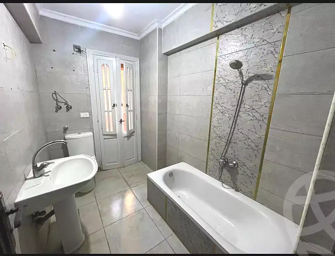 https://aqarmap.com.eg/ar/listing/7130139-for-rent-alexandria-moharram-bey-kanal-al-mahmoudeya-al-bahri-st