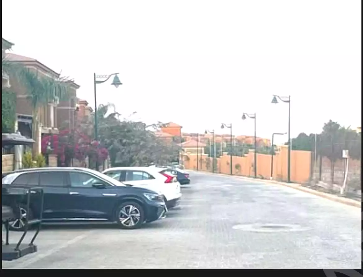 https://aqarmap.com.eg/en/listing/7162896-for-sale-cairo-el-sheikh-zayed-city-compounds-royal-meadows