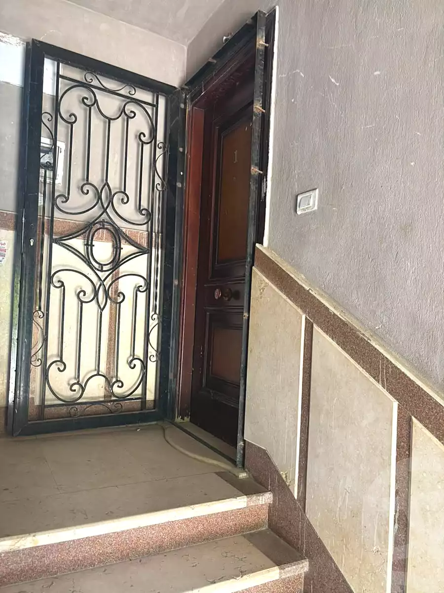 https://aqarmap.com.eg/ar/listing/7182041-for-sale-cairo-6th-of-october-el-ahyaa-neighborhood-1st-al-maahad