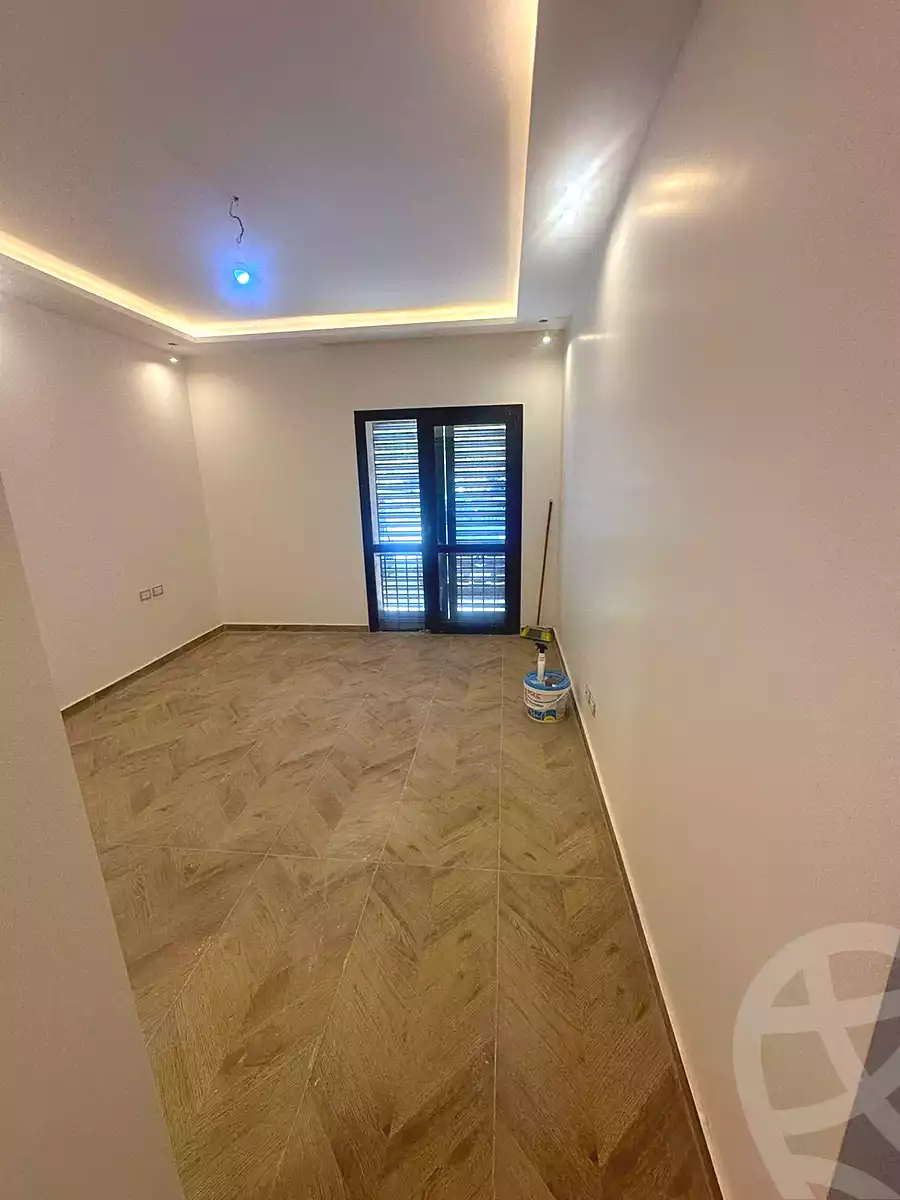 https://aqarmap.com.eg/ar/listing/7240293-for-sale-cairo-el-sheikh-zayed-city-compounds-kmbwnd-wyst-twn-swdyk