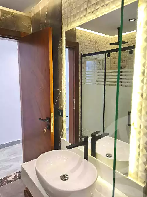 https://aqarmap.com.eg/ar/listing/7284778-for-sale-cairo-el-sheikh-zayed-city-compounds-kmbwnd-wyst-twn-swdyk