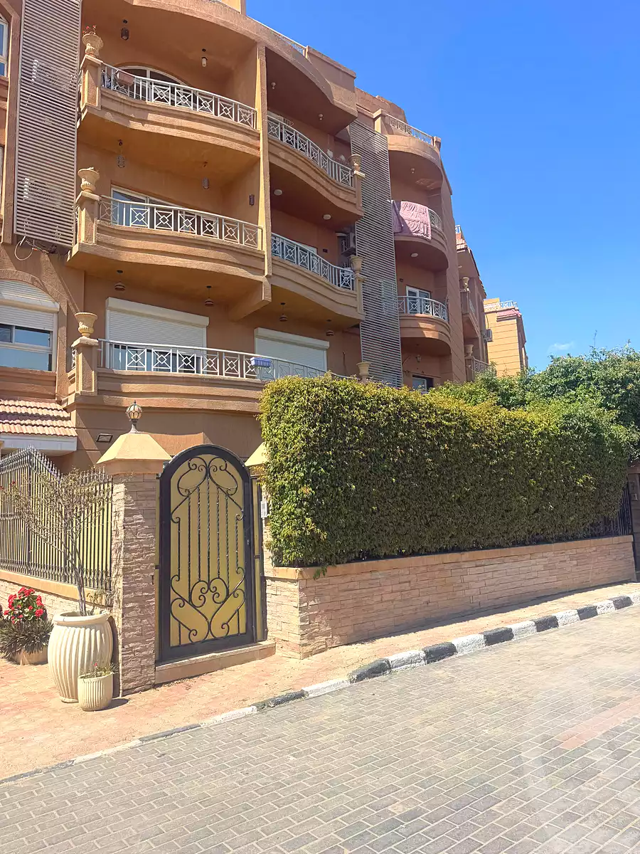 https://aqarmap.com.eg/en/listing/7318167-for-sale-cairo-6th-of-october-hadaeq-october-tryq-hmd-zwyl