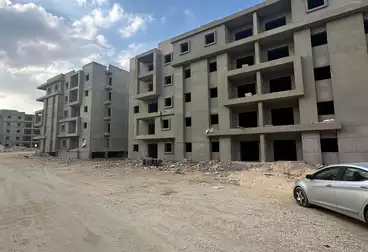 شقة بحديقة للبيع - 3 غرف - بالدور 0