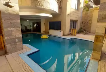 دوبلكس بحديقة للإيجار - 7 غرف - بالدور 0