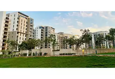 شقة بحديقة للبيع - 2 غرف - بالدور 3