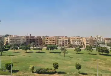 شقة بحديقة للبيع - 3 غرف - بالدور 0