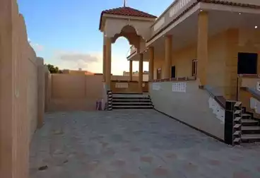 Building For sale - 5 rooms