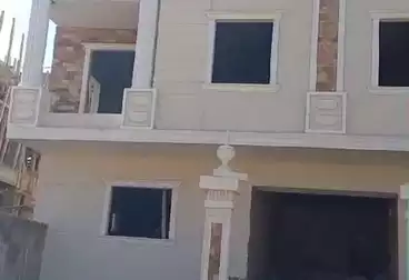 شقة بحديقة للبيع - 3 غرف - بالدور 0