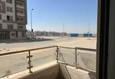 شقة بحديقة للبيع - 3 غرف - بالدور 0