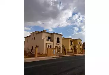 تاون هاوس للبيع - 4 غرف