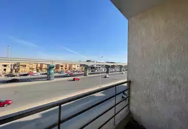 شقة بحديقة للبيع - 3 غرف - بالدور 2