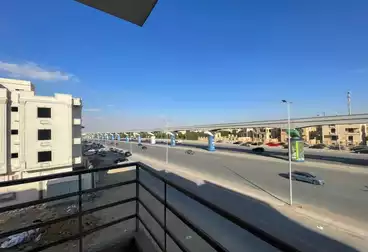 شقة بحديقة للبيع - 3 غرف - بالدور 0