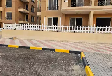 شقة بحديقة للبيع - 3 غرف - بالدور 0