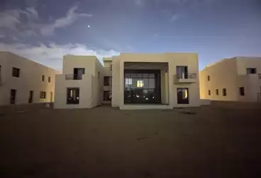 فيلا منفصلة للبيع - 8 غرف