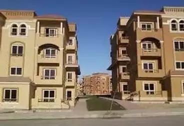 شقة بحديقة للبيع - 2 غرف - بالدور 0