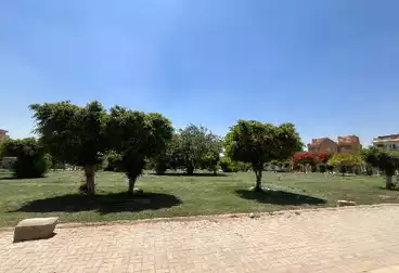 شقة بحديقة للبيع - 4 غرف - بالدور 0