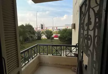 شقة بحديقة للبيع - 3 غرف - بالدور 0