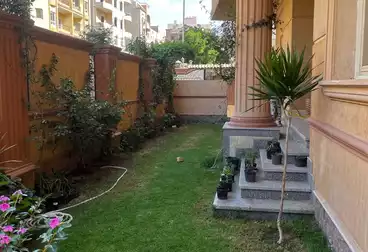 شقة بحديقة للبيع - 4 غرف - بالدور 0