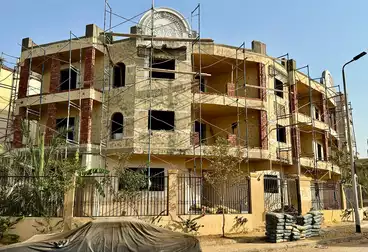 شقة بحديقة للبيع - 3 غرف - بالدور 0