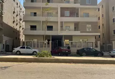 شقة بحديقة للبيع - 3 غرف - بالدور 0