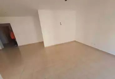 شقة بحديقة للبيع - 3 غرف - بالدور 0