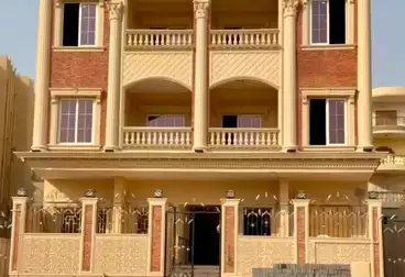 شقة بحديقة للبيع - 3 غرف - بالدور 1