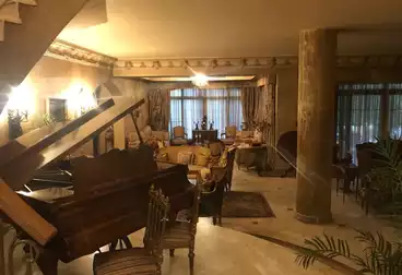 فيلا منفصلة للبيع - 8 غرف